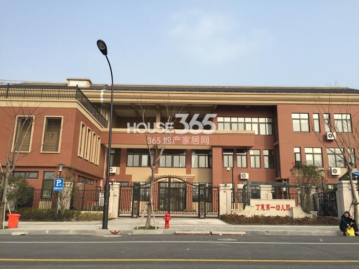 汉嘉柒号西侧的幼儿园——丁蕙第一幼儿园（2015年1月摄） 