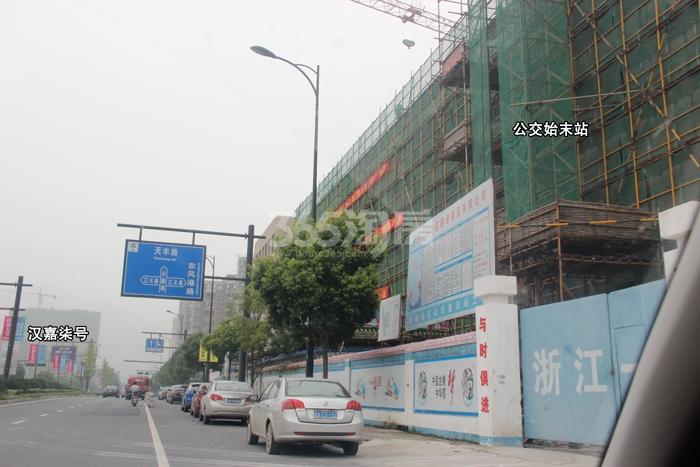 汉嘉柒号周边公交始未站实景图 2015年7月摄