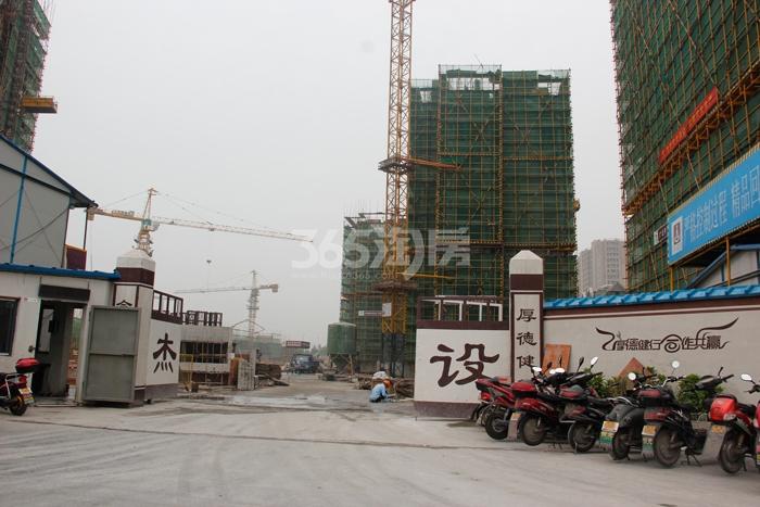 汉嘉柒号施工大门实景图 2015年7月摄