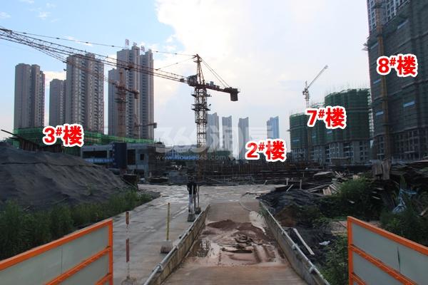 东方龙城采薇苑的工程正有序进行（2015年7月摄）