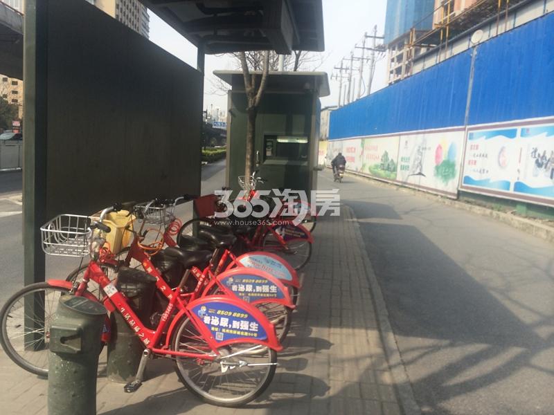 滨江华家池凯旋路上的自行车租赁点 2016年3月摄
