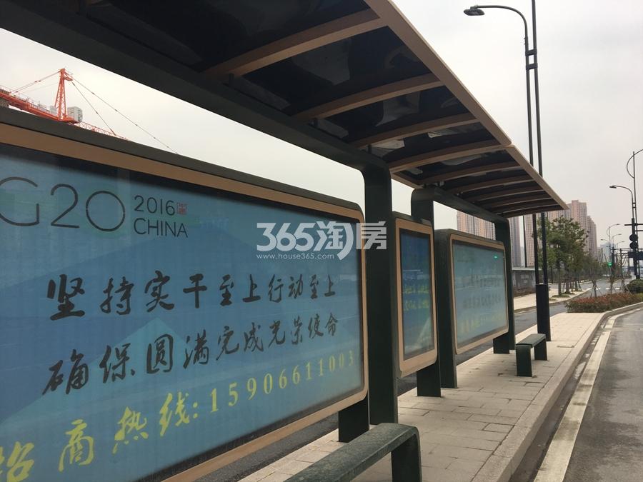 长龙领航城周边——博奥路上在建的公交站 2017年3月摄