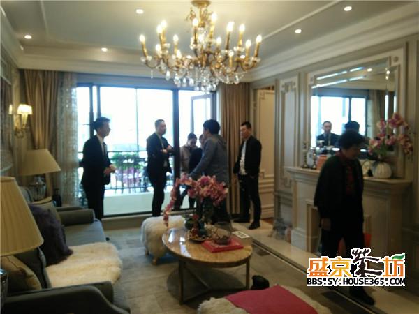 小石城九颂大院看房团现场